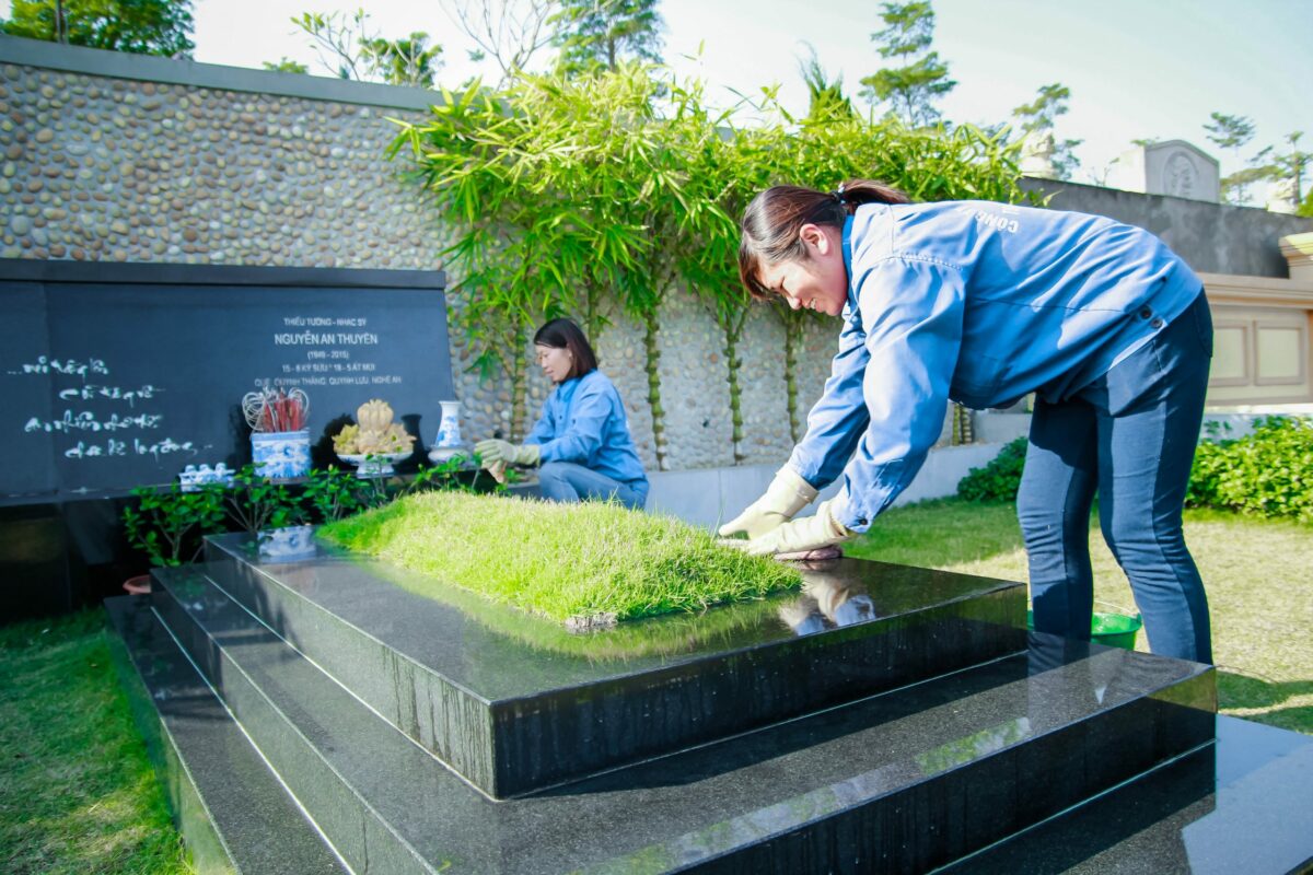 Chăm sóc khuôn viên phần mộ tại Lạc Hồng Viên